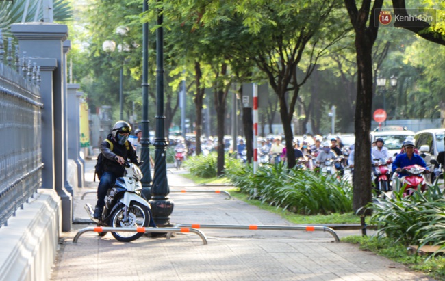 Sài Gòn lắp barie trên vỉa hè nhưng nhiều người vẫn phi xe máy giành đường với người đi bộ - Ảnh 11.