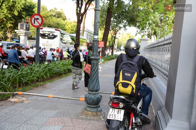 Sài Gòn lắp barie trên vỉa hè nhưng nhiều người vẫn phi xe máy giành đường với người đi bộ - Ảnh 12.