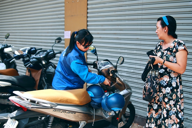 Nghe các nữ xe ôm kể chuyện đón khách nam, khách thương tình đòi... lên chở thay! - Ảnh 1.