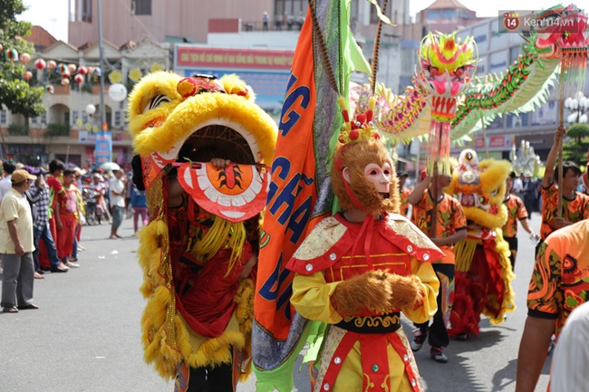 Chùm ảnh: Biển người đổ về Bình Dương tham dự lễ rước chùa Bà Thiên Hậu - Ảnh 10.