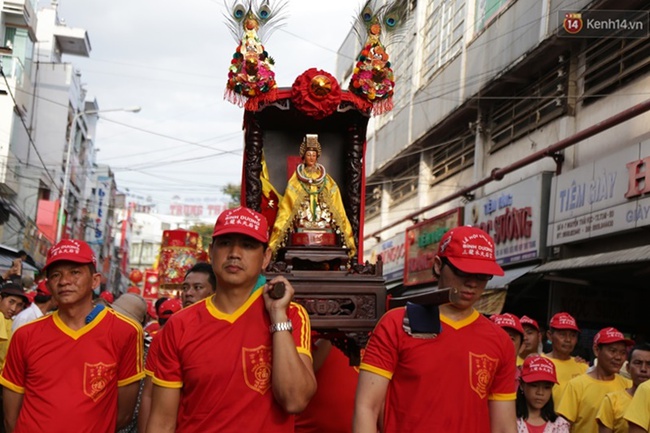 Chùm ảnh: Biển người đổ về Bình Dương tham dự lễ rước chùa Bà Thiên Hậu - Ảnh 9.