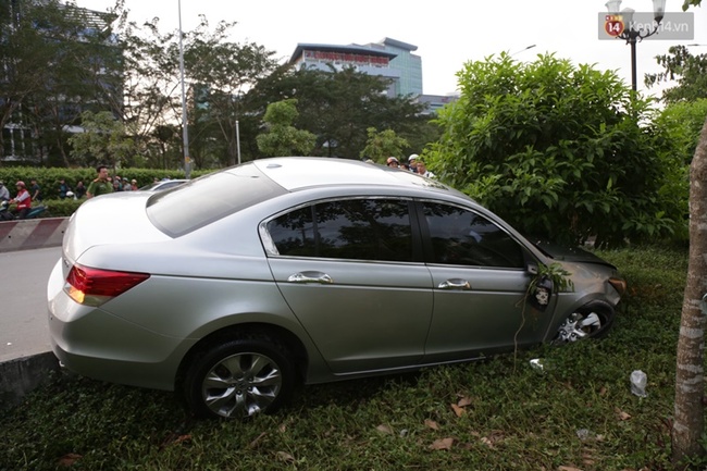 Xe ô tô điên tông liên hoàn 9 xe máy ở Sài Gòn, nhiều người bị thương - Ảnh 4.
