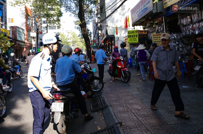L&atilde;nh đạo quận 1 trực tiếp đi &ldquo;đ&ograve;i&rdquo; lại vỉa h&egrave; cho người đi bộ ở trung t&acirc;m S&agrave;i G&ograve;n - Ảnh 1.