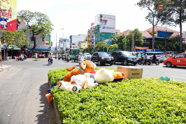 Hàng trăm gấu bông chất đống tại trạm xe buýt ở Sài Gòn trong ngày Valentine - Ảnh 12.