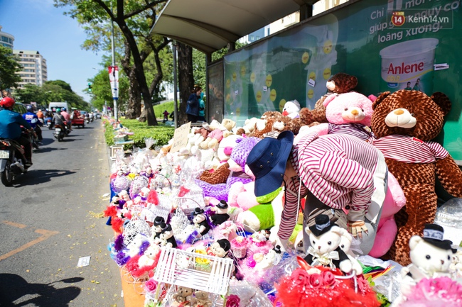 Hàng trăm gấu bông chất đống tại trạm xe buýt ở Sài Gòn trong ngày Valentine - Ảnh 4.