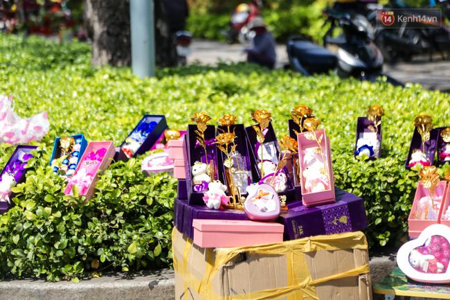 H&agrave;ng trăm gấu b&ocirc;ng chất đống tại trạm xe bu&yacute;t ở S&agrave;i G&ograve;n trong ng&agrave;y Valentine - Ảnh 14.