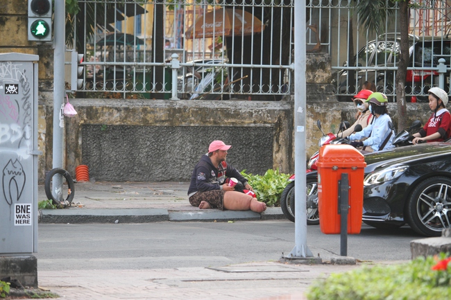 Gã ăn xin người Đức từng bị lật tẩy mánh khóe tại nhiều nước Đông Nam Á đang làm gì ở Sài Gòn? - Ảnh 6.