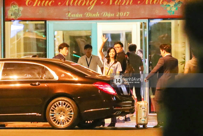 Sau 1 ng&agrave;y hoạt động li&ecirc;n tục, Yoona vẫn vui vẻ vẫy tay ch&agrave;o tạm biệt fan Việt trước khi trở về H&agrave;n - Ảnh 12.