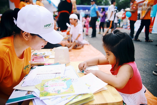 Họa sĩ khuyết tật Lê Minh Châu vẽ chân dung học trò để triển lãm tại gian hàng Sáng kiến Màu cam - Ảnh 6.