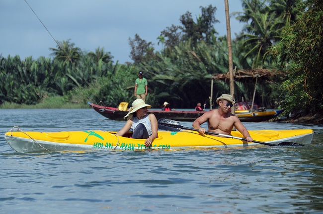 Nhiều người vô tư xả rác, còn khách Tây bỏ 10 USD để mua tour du lịch vớt rác trên sông Hoài, Hội An - Ảnh 17.