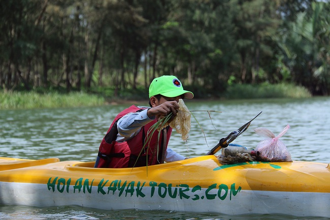 Nhiều người vô tư xả rác, còn khách Tây bỏ 10 USD để mua tour du lịch vớt rác trên sông Hoài, Hội An - Ảnh 11.