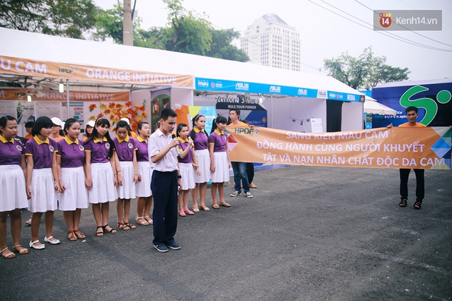 Có một Hà Anh Tuấn giản dị và thân thiện khi hát cùng các học sinh khiếm thị ở Sài Gòn - Ảnh 2.