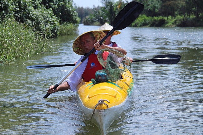 Nhiều người vô tư xả rác, còn khách Tây bỏ 10 USD để mua tour du lịch vớt rác trên sông Hoài, Hội An - Ảnh 21.