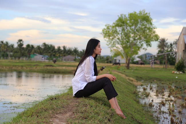Nam Em diện sơ-mi trắng giản dị khi trở về tuổi thơ với vai diễn đầu tay - Ảnh 3.
