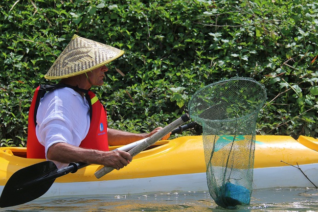 Nhiều người vô tư xả rác, còn khách Tây bỏ 10 USD để mua tour du lịch vớt rác trên sông Hoài, Hội An - Ảnh 15.