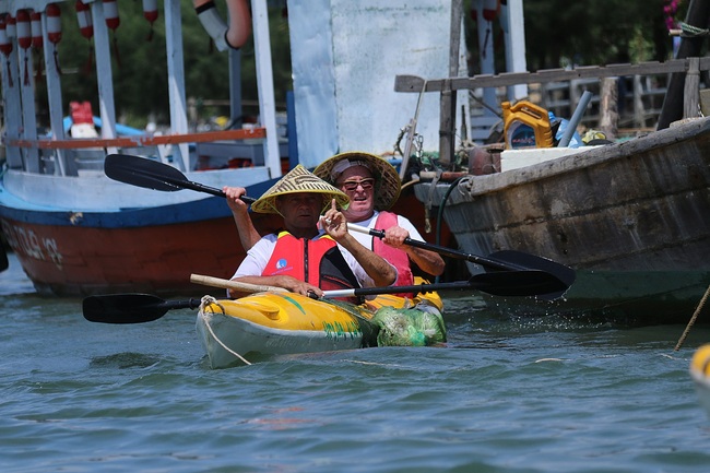 Nhiều người vô tư xả rác, còn khách Tây bỏ 10 USD để mua tour du lịch vớt rác trên sông Hoài, Hội An - Ảnh 4.