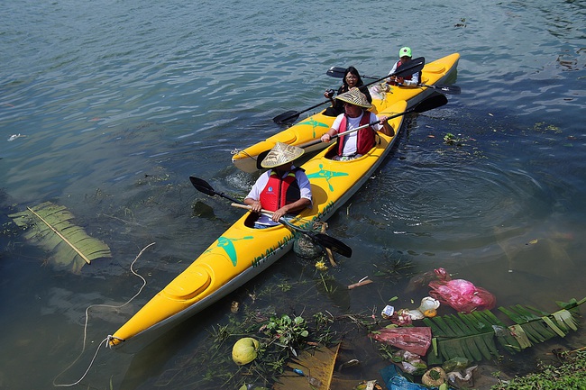 Nhiều người vô tư xả rác, còn khách Tây bỏ 10 USD để mua tour du lịch vớt rác trên sông Hoài, Hội An - Ảnh 2.