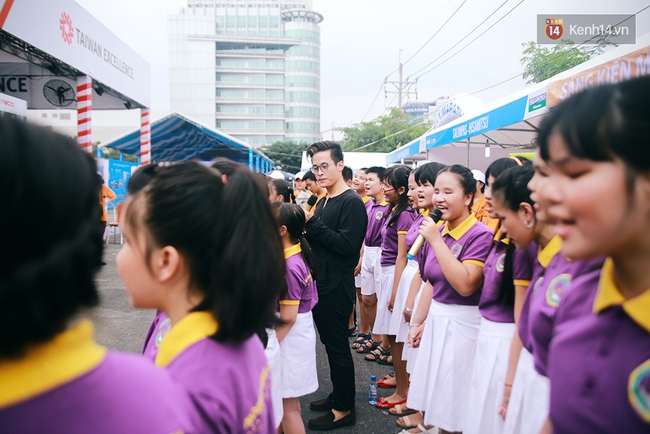 Có một Hà Anh Tuấn giản dị và thân thiện khi hát cùng các học sinh khiếm thị ở Sài Gòn - Ảnh 10.