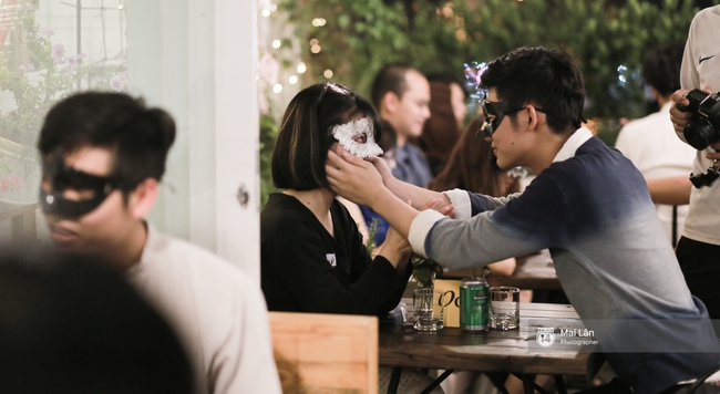 Blind Date - Love At No Sight: Khi những cuộc hẹn hò giấu mặt trong phim bước ra ngoài đời thực - Ảnh 7.