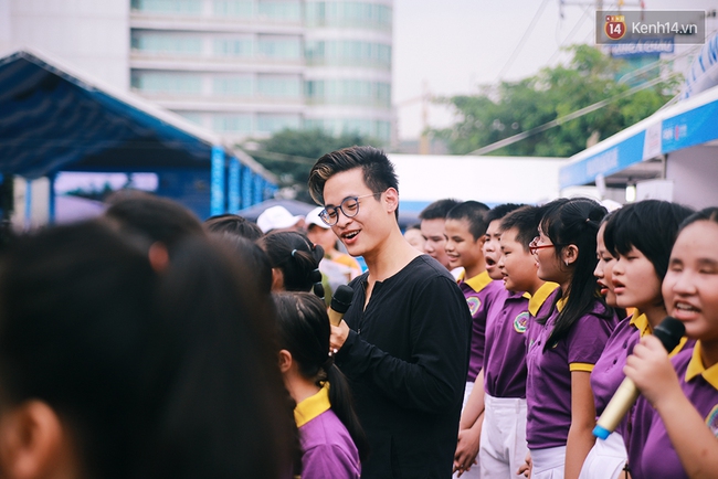 Có một Hà Anh Tuấn giản dị và thân thiện khi hát cùng các học sinh khiếm thị ở Sài Gòn - Ảnh 7.