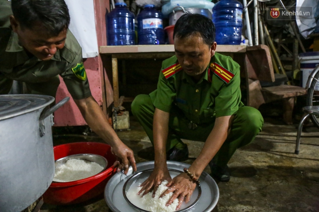 Hình ảnh ấm áp: Công an thức khuya dậy sớm nấu cháo phát miễn phí cho bệnh nhân nghèo ở Sài Gòn - Ảnh 3.