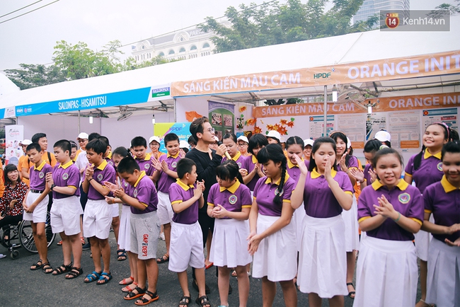 Có một Hà Anh Tuấn giản dị và thân thiện khi hát cùng các học sinh khiếm thị ở Sài Gòn - Ảnh 5.