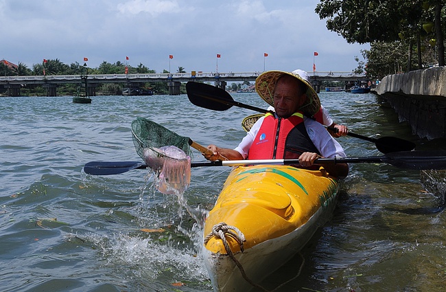 Nhiều người vô tư xả rác, còn khách Tây bỏ 10 USD để mua tour du lịch vớt rác trên sông Hoài, Hội An - Ảnh 18.