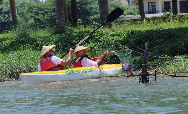 Nhiều người vô tư xả rác, còn khách Tây bỏ 10 USD để mua tour du lịch vớt rác trên sông Hoài, Hội An - Ảnh 16.