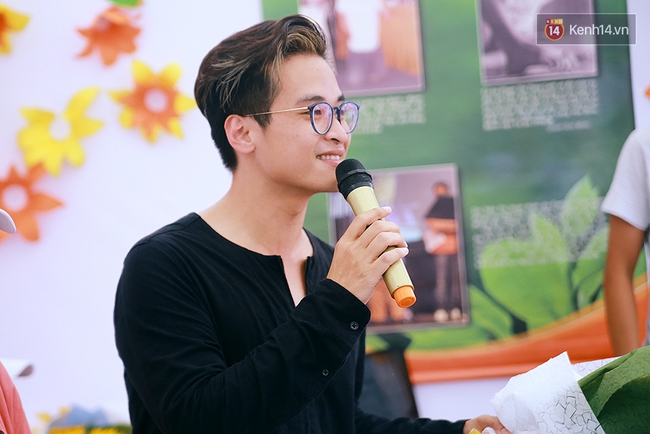 Có một Hà Anh Tuấn giản dị và thân thiện khi hát cùng các học sinh khiếm thị ở Sài Gòn - Ảnh 12.