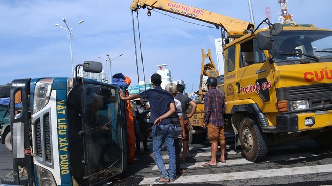 Xe tải lật ngang trước đường dẫn vào sân bay Đà Nẵng, giao thông hỗn loạn - Ảnh 4.