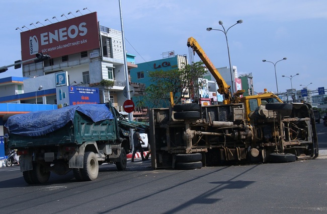 Xe tải lật ngang trước đường dẫn vào sân bay Đà Nẵng, giao thông hỗn loạn - Ảnh 1.