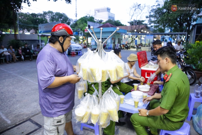 Hình ảnh ấm áp: Công an thức khuya dậy sớm nấu cháo phát miễn phí cho bệnh nhân nghèo ở Sài Gòn - Ảnh 14.