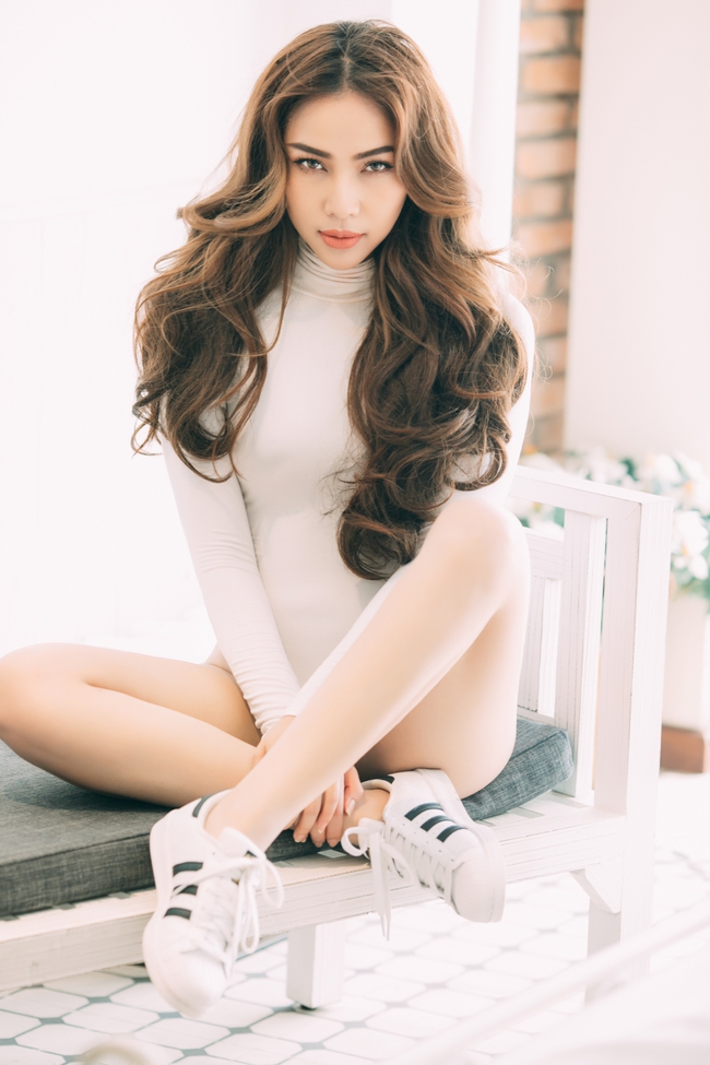 Mới đầu năm mới, Quỳnh Thư đ&atilde; đốt mắt người nh&igrave;n bằng đường cong bốc lửa - Ảnh 1.