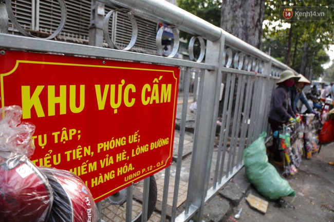 Chóng mặt vì đi bộ trên vỉa hè bị rào chắn như mê cung ở bệnh viện Chợ Rẫy Sài Gòn - Ảnh 11.