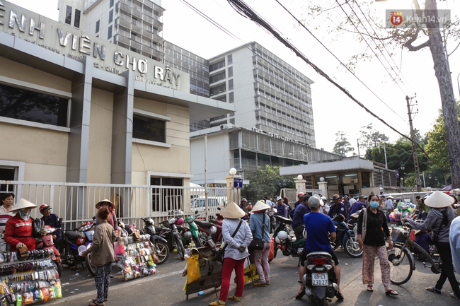 Chóng mặt vì đi bộ trên vỉa hè bị rào chắn như mê cung ở bệnh viện Chợ Rẫy Sài Gòn - Ảnh 2.