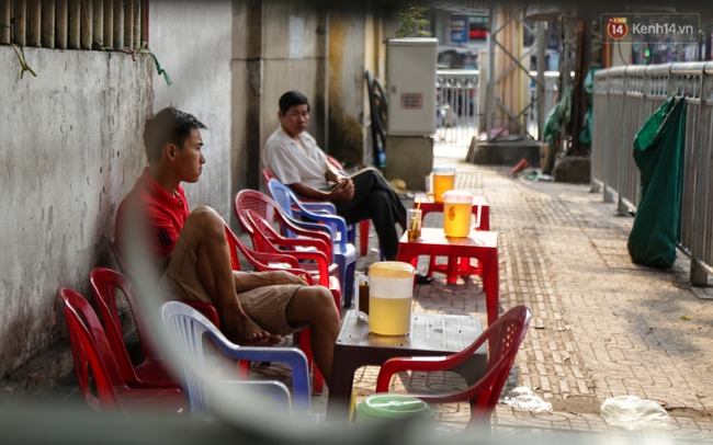 Chóng mặt vì đi bộ trên vỉa hè bị rào chắn như mê cung ở bệnh viện Chợ Rẫy Sài Gòn - Ảnh 12.