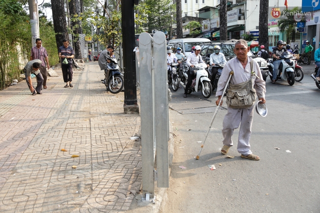 Chóng mặt vì đi bộ trên vỉa hè bị rào chắn như mê cung ở bệnh viện Chợ Rẫy Sài Gòn - Ảnh 16.