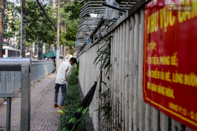 Chóng mặt vì đi bộ trên vỉa hè bị rào chắn như mê cung ở bệnh viện Chợ Rẫy Sài Gòn - Ảnh 13.