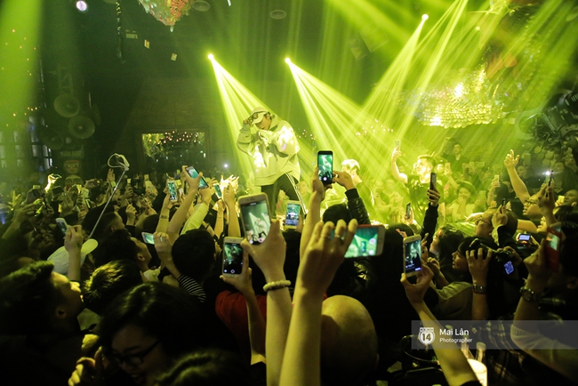 Hơn nghìn fan chờ suốt 2 tiếng, Sơn Tùng M-TP xuất hiện chớp nhoáng thể hiện 3 ca khúc - Ảnh 7.