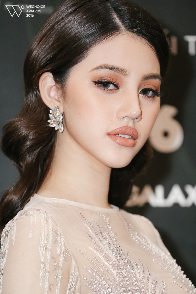 Hoa hậu Kỳ Duy&ecirc;n & Ch&acirc;u B&ugrave;i dẫn đầu Top mỹ nh&acirc;n trang điểm đẹp nhất tại WeChoice Awards 2016 - Ảnh 5.