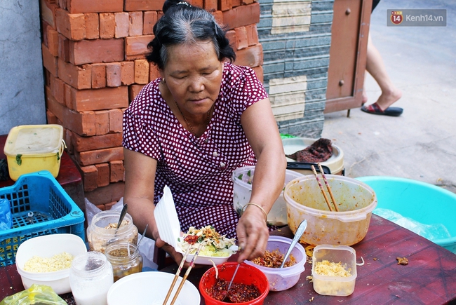 G&aacute;nh x&ocirc;i huyền thoại của đ&ocirc;i vợ chồng gi&agrave; hơn 12 năm gắn b&oacute; với SV Sư phạm Đ&agrave; Nẵng - Ảnh 6.