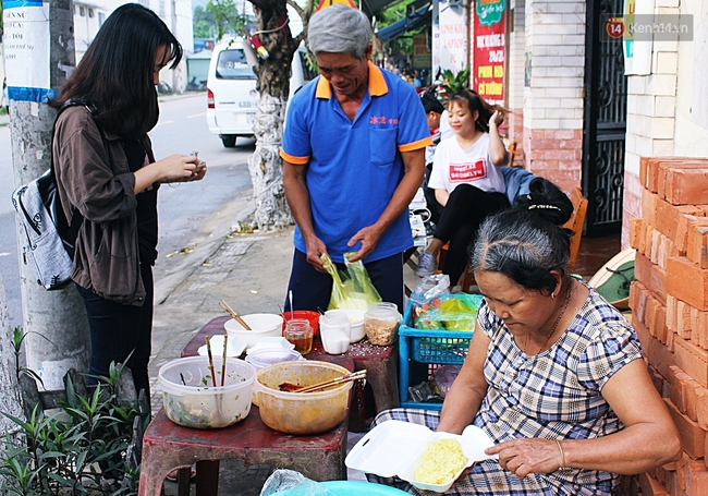 Gánh xôi huyền thoại của đôi vợ chồng già hơn 12 năm gắn bó với SV Sư phạm Đà Nẵng - Ảnh 10.