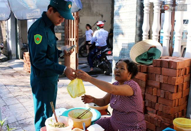 Gánh xôi huyền thoại của đôi vợ chồng già hơn 12 năm gắn bó với SV Sư phạm Đà Nẵng - Ảnh 9.