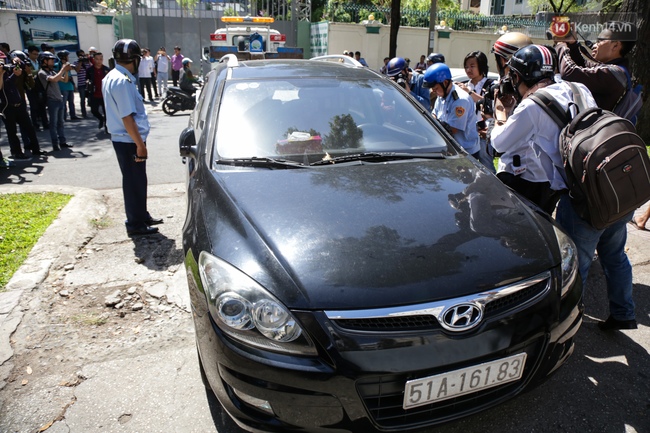 &Ocirc; t&ocirc; Audi của hoa hậu Thu Ho&agrave;i bị ni&ecirc;m phong đưa về phường do lấn chiếm vỉa h&egrave; S&agrave;i G&ograve;n - Ảnh 8.