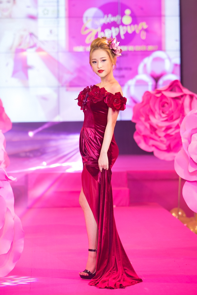 Thuý Vi xuất hiện sến súa và kì quặc trong lần đầu đi catwalk - Ảnh 2.