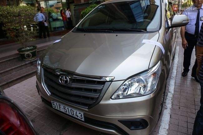 &Ocirc; t&ocirc; Audi của hoa hậu Thu Ho&agrave;i bị ni&ecirc;m phong đưa về phường do lấn chiếm vỉa h&egrave; S&agrave;i G&ograve;n - Ảnh 12.