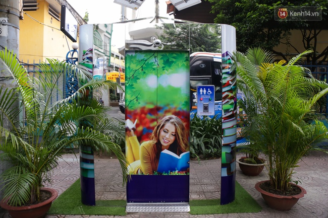 Cận cảnh nhà vệ sinh miễn phí vận hành bằng năng lượng mặt trời đầu tiên ở Sài Gòn - Ảnh 2.