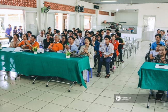 Chủ tịch Quỹ Sáng kiến Màu cam trao học bổng cho những hoàn cảnh đặc biệt ở Sài Gòn - Ảnh 1.