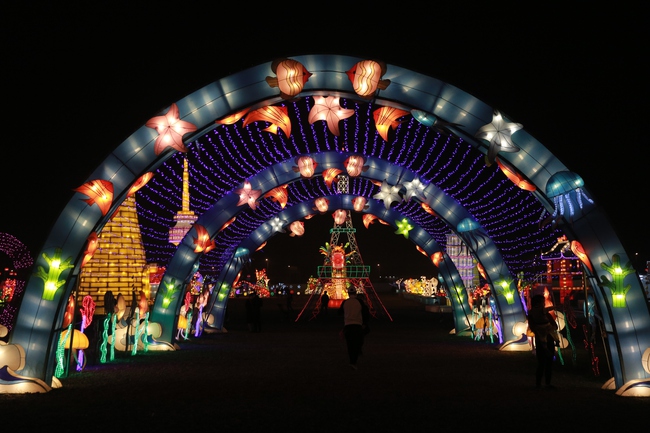 Giant Latern Festival: Lễ hội đèn lồng ngập tràn ánh sáng cho bạn trẻ check-in những ngày gần Tết! - Ảnh 2.