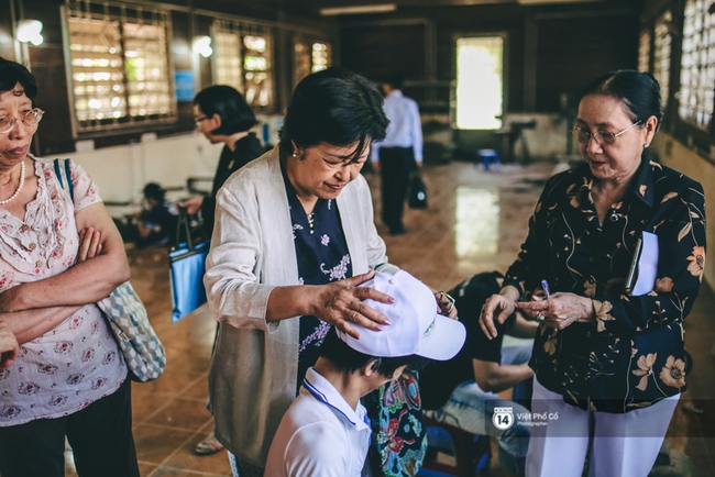 Chủ tịch Quỹ S&aacute;ng kiến M&agrave;u cam trao học bổng cho những ho&agrave;n cảnh đặc biệt ở S&agrave;i G&ograve;n - Ảnh 9.